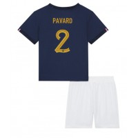 Koszulka piłkarska Francja Benjamin Pavard #2 Strój Domowy dla dzieci MŚ 2022 tanio Krótki Rękaw (+ Krótkie spodenki)
